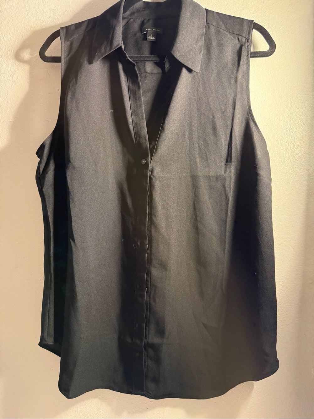 New with out tags Ann Taylor Sleeveless Black Button-Front Blouse black color L
